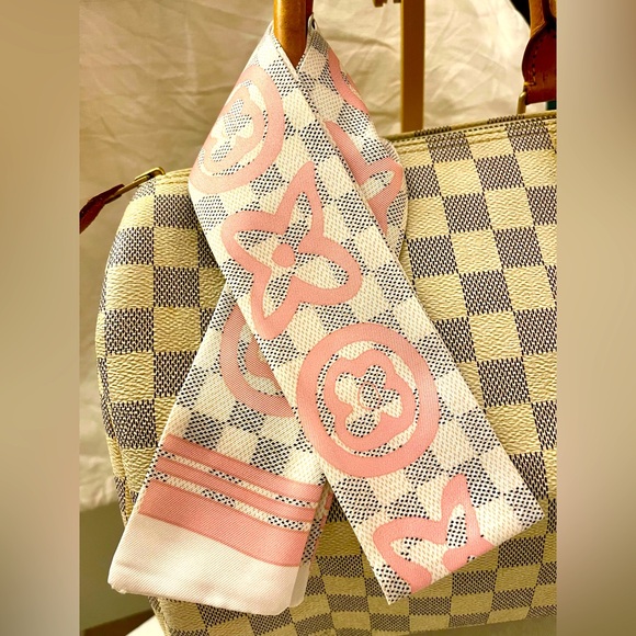 Elegant Checkered Bow Accent Handbag - Picture 3 of 5